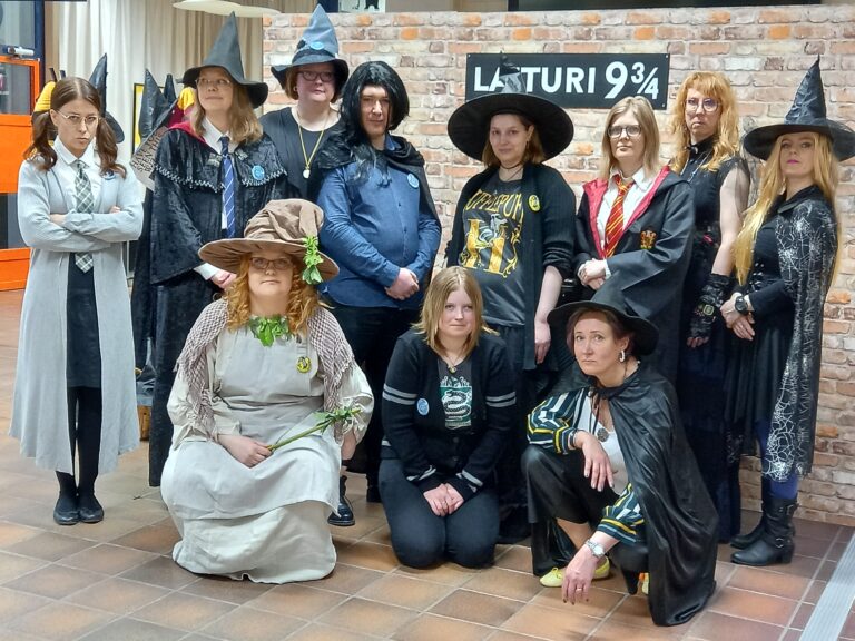 Kirjaston henkilökuntaa Tylypori-tapahtumassa Harry Potter -kirjoihin liittyvissä rooliasuissa