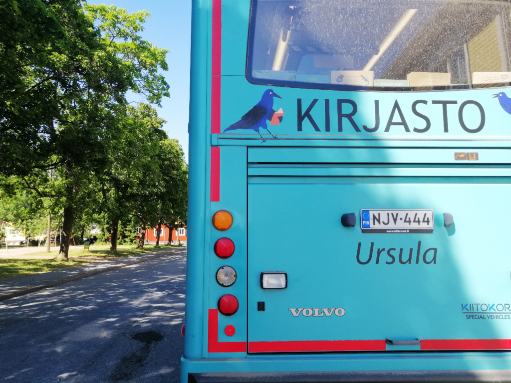 Kirjastoauto syyslomailee
